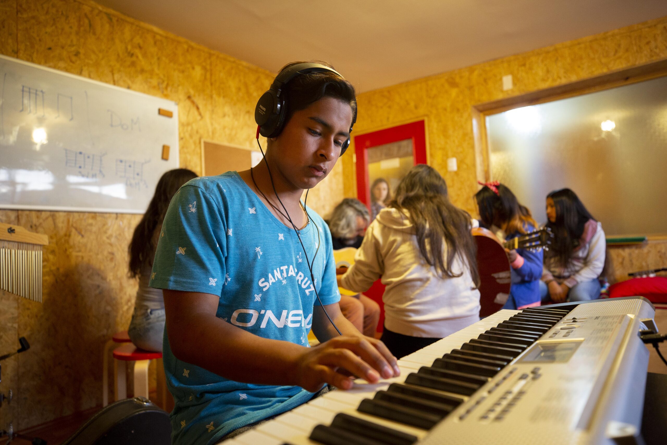 Espacio que apoya a jóvenes entre 13 y 18 años de campamentos en Antofagasta, fomentando su desarrollo de habilidades y talentos en un entorno comunitario.