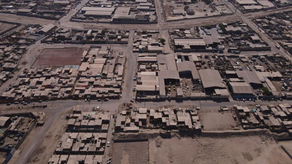 Vista del Barrio Transitorio La Chimba en Antofagasta, donde la Fundación Recrea trabaja para empoderar a la comunidad a través de programas culturales y educativos